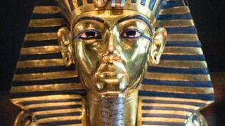 Gãy râu trên mặt nạ vàng Vua Tutankhamun: Khốn đốn vì 'sửa sai' bằng keo dính